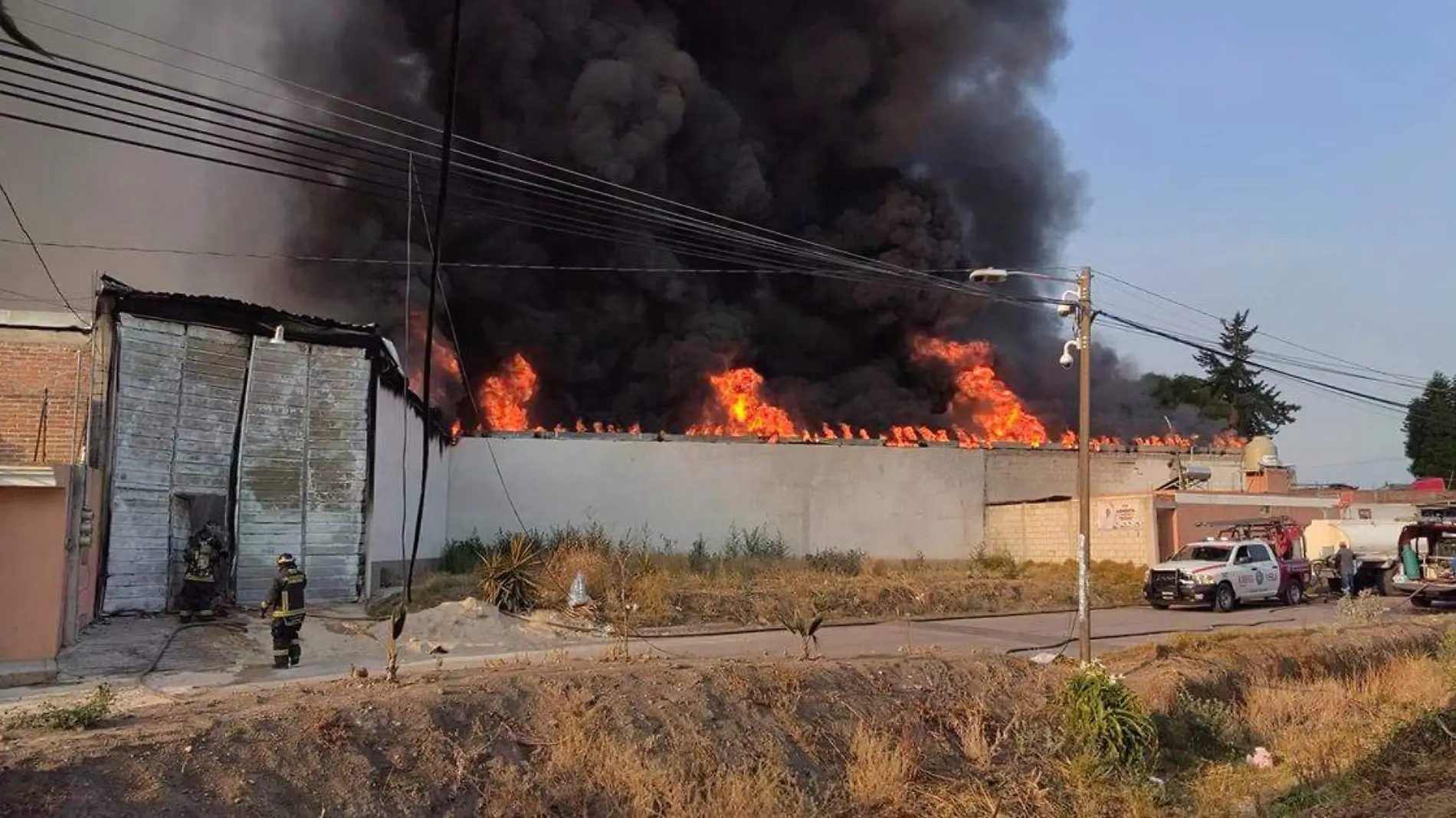 Fábrica de veladoras se incencia en San Francisco Tepeyecac, Texmelucan